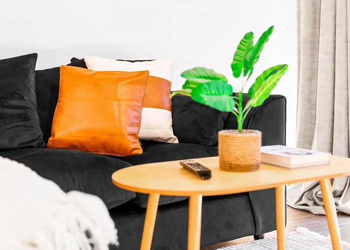Luxury Apartment - City Centre - Balcony - Free Wifi & Netflix -126S
