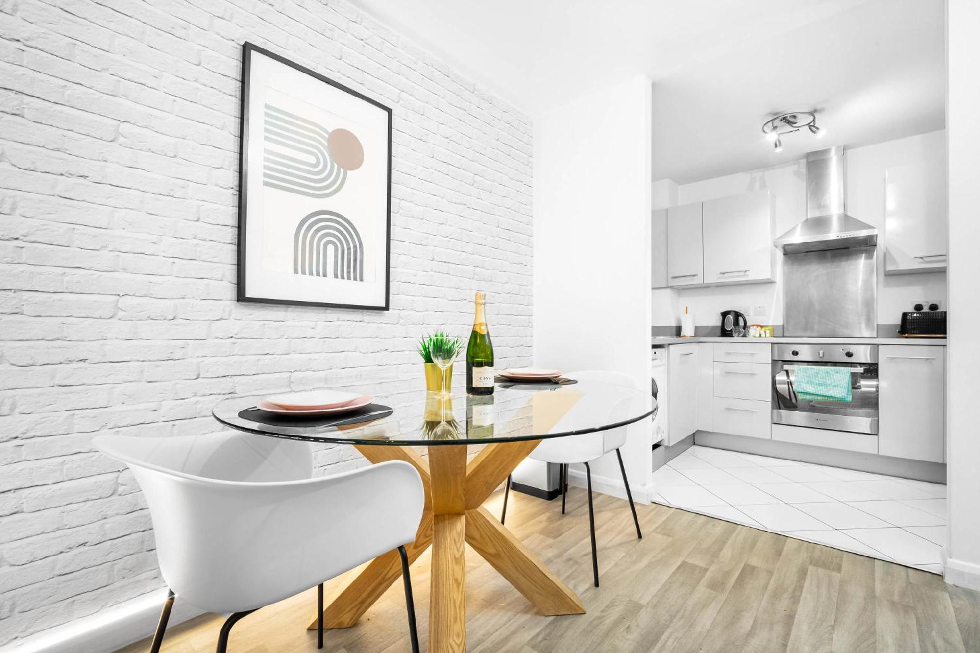 Luxury - Centre - Balcony - Free Wifi & Netflix -126s