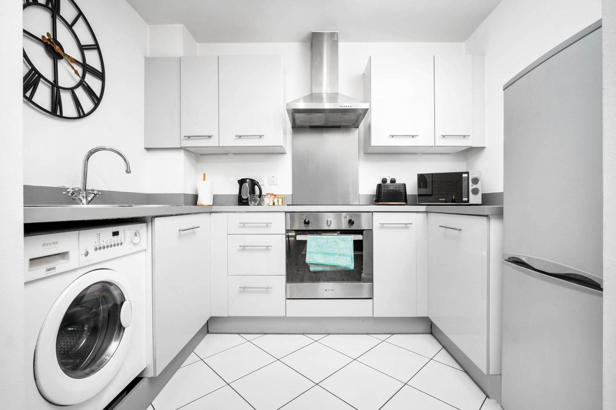Luxury - Centre - Balcony - Free Wifi & Netflix -126s Apartment *
