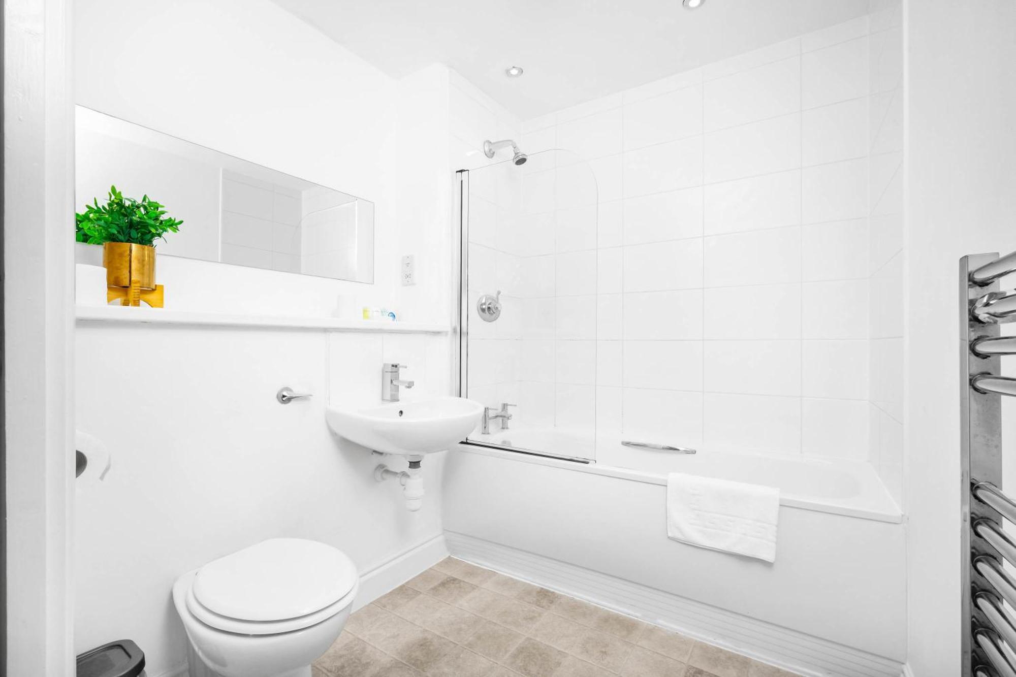 Apartment Luxury - Centre - Balcony - Free Wifi & Netflix -126s *