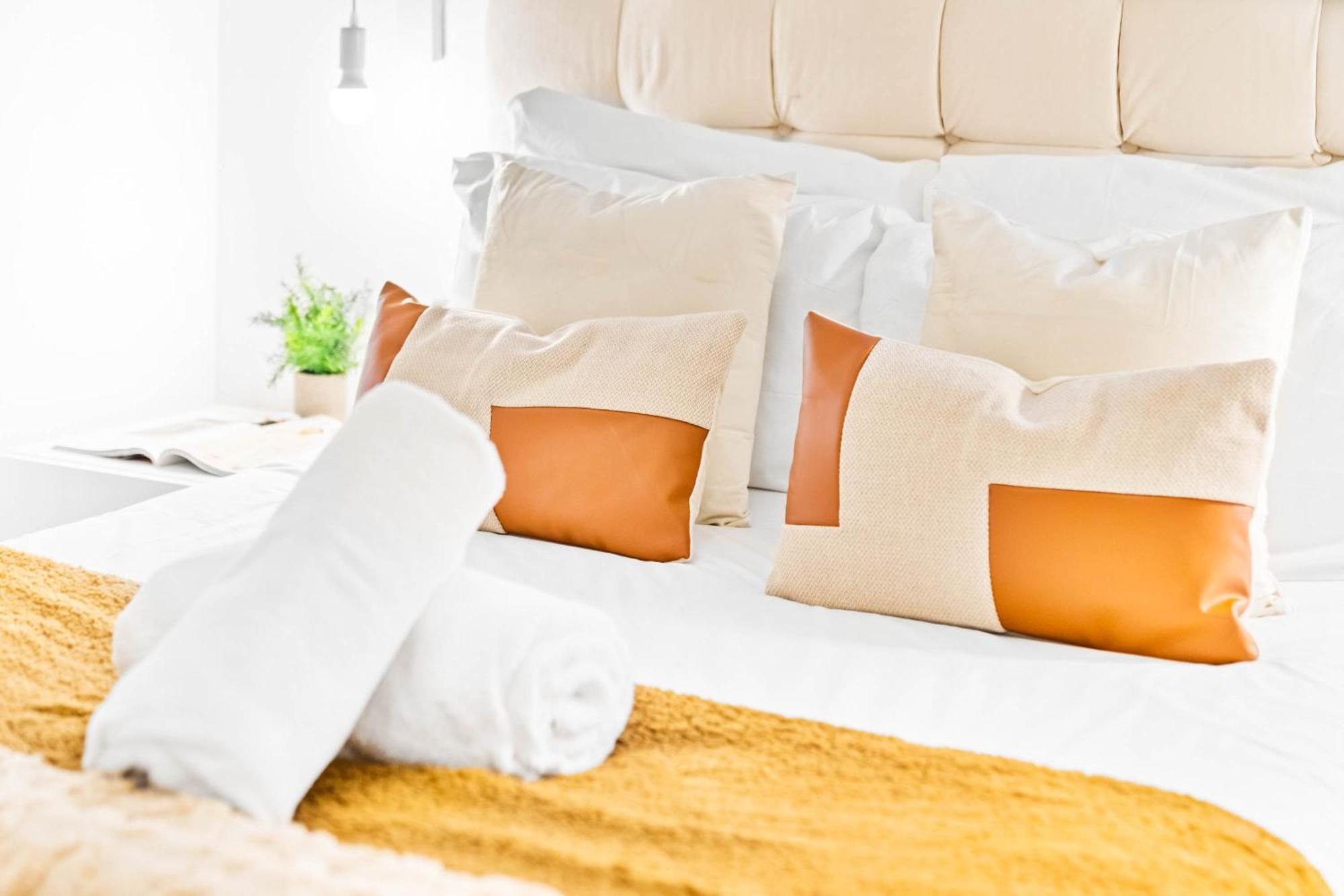 Luxury - Centre - Balcony - Free Wifi & Netflix -126s Apartment