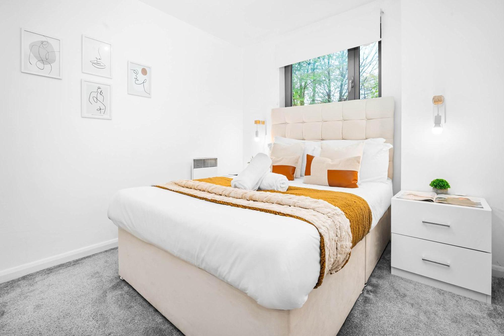 Luxury - Centre - Balcony - Free Wifi & Netflix -126s Apartment *