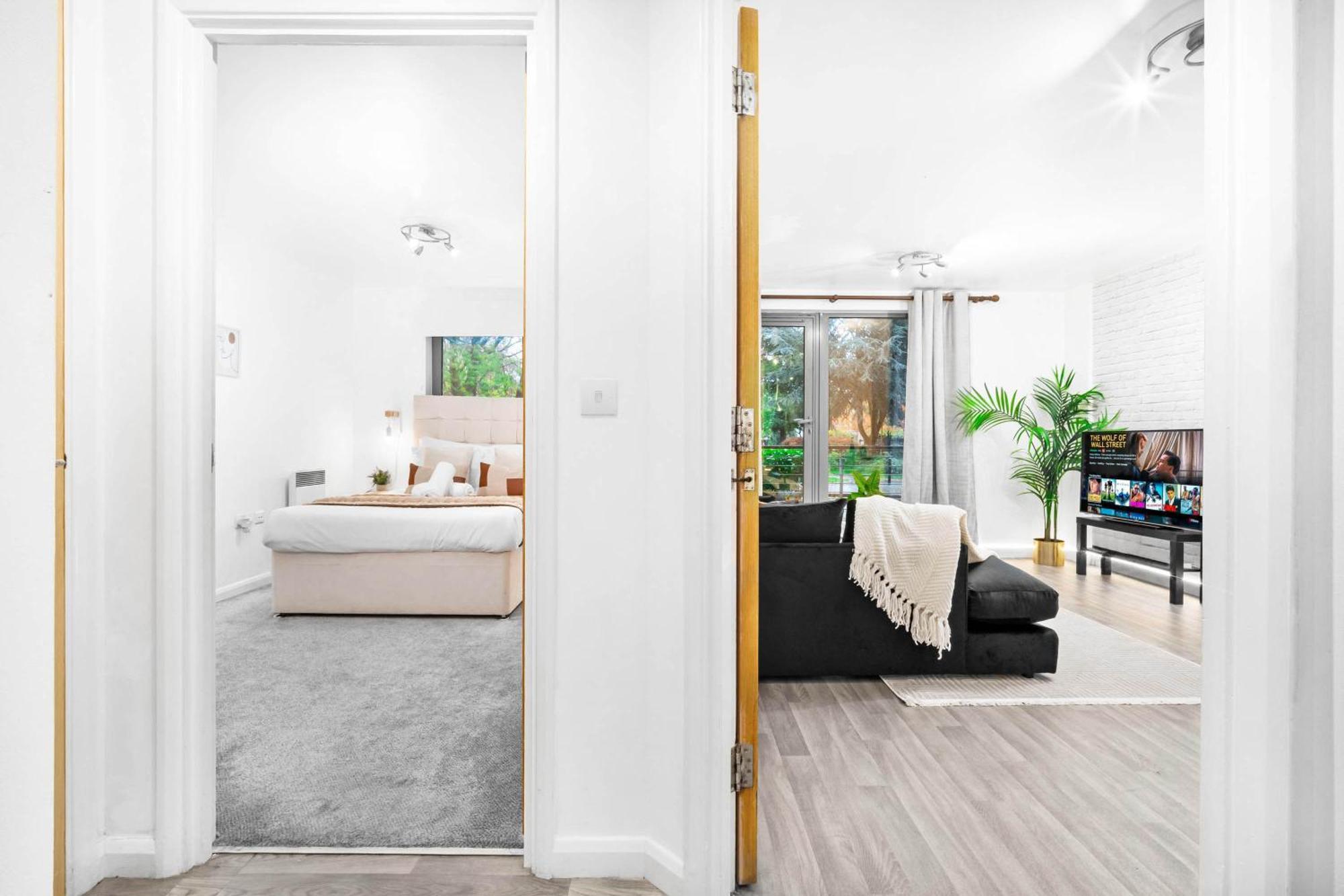 Luxury - Centre - Balcony - Free Wifi & Netflix -126s Apartment *