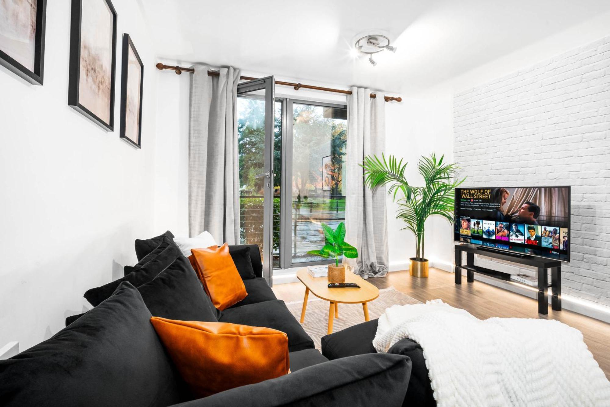 Luxury - Centre - Balcony - Free Wifi & Netflix -126s Apartment *