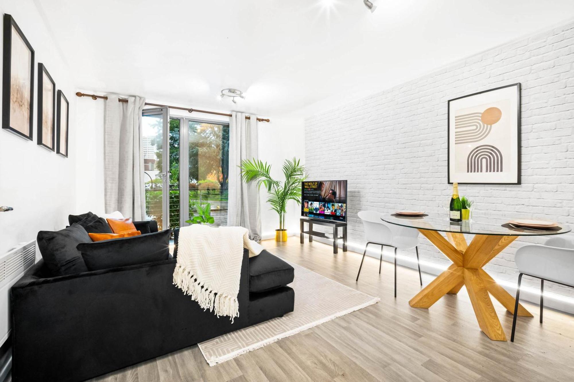 Luxury - Centre - Balcony - Free Wifi & Netflix -126s